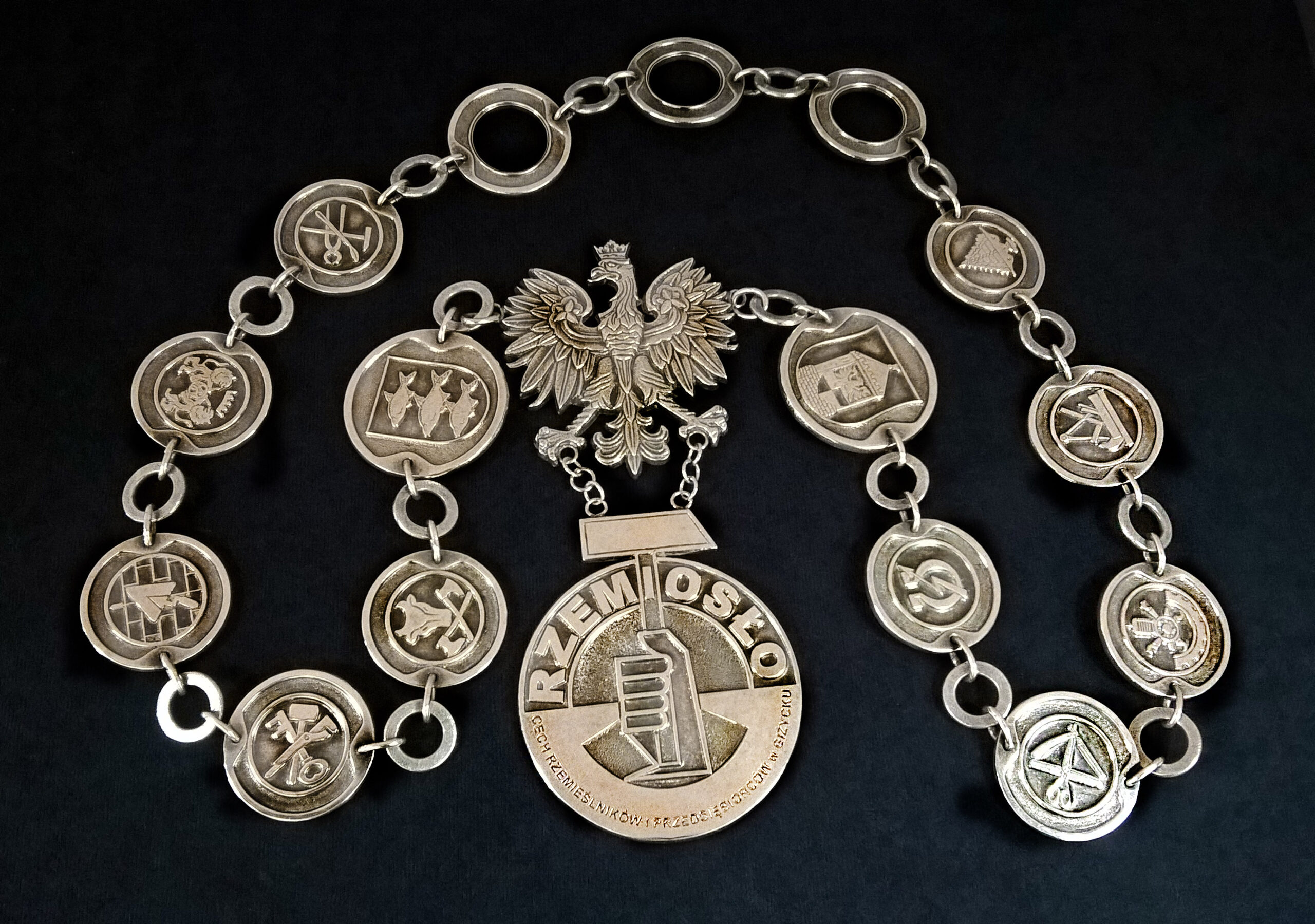 Łańcuch Cechu Rzemiosł Różnych w Giżycku autorstwa Jerzego Stankiewicza