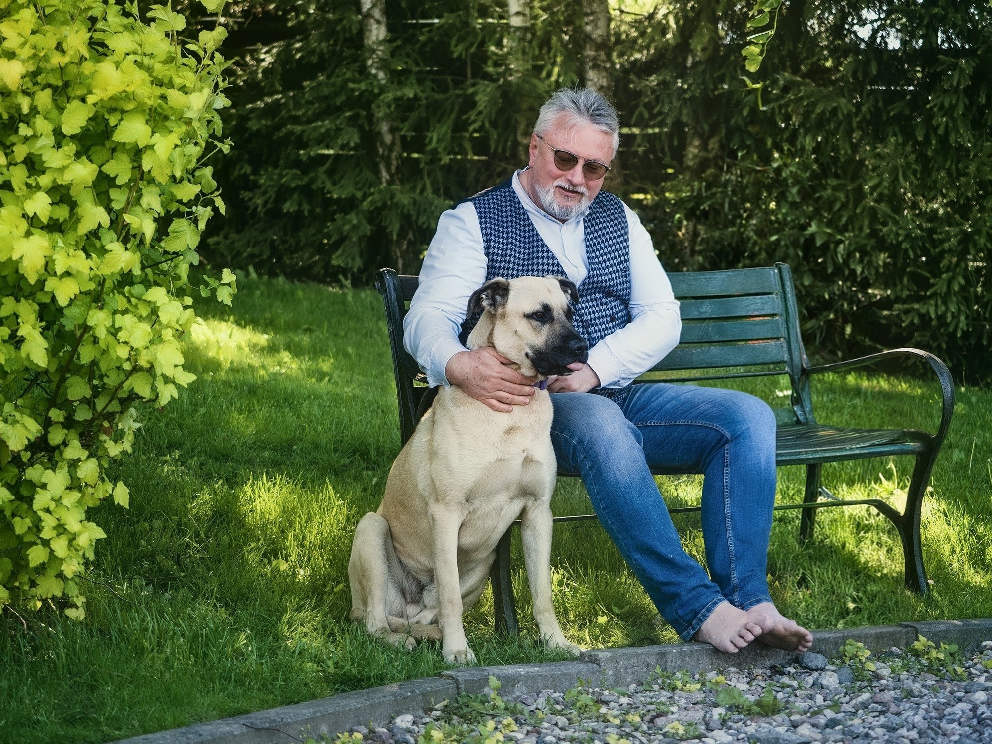 Jerzy Stankiewicz Artysta Pracowni Artystycznej Stankiewicz siedzący w parku z psem