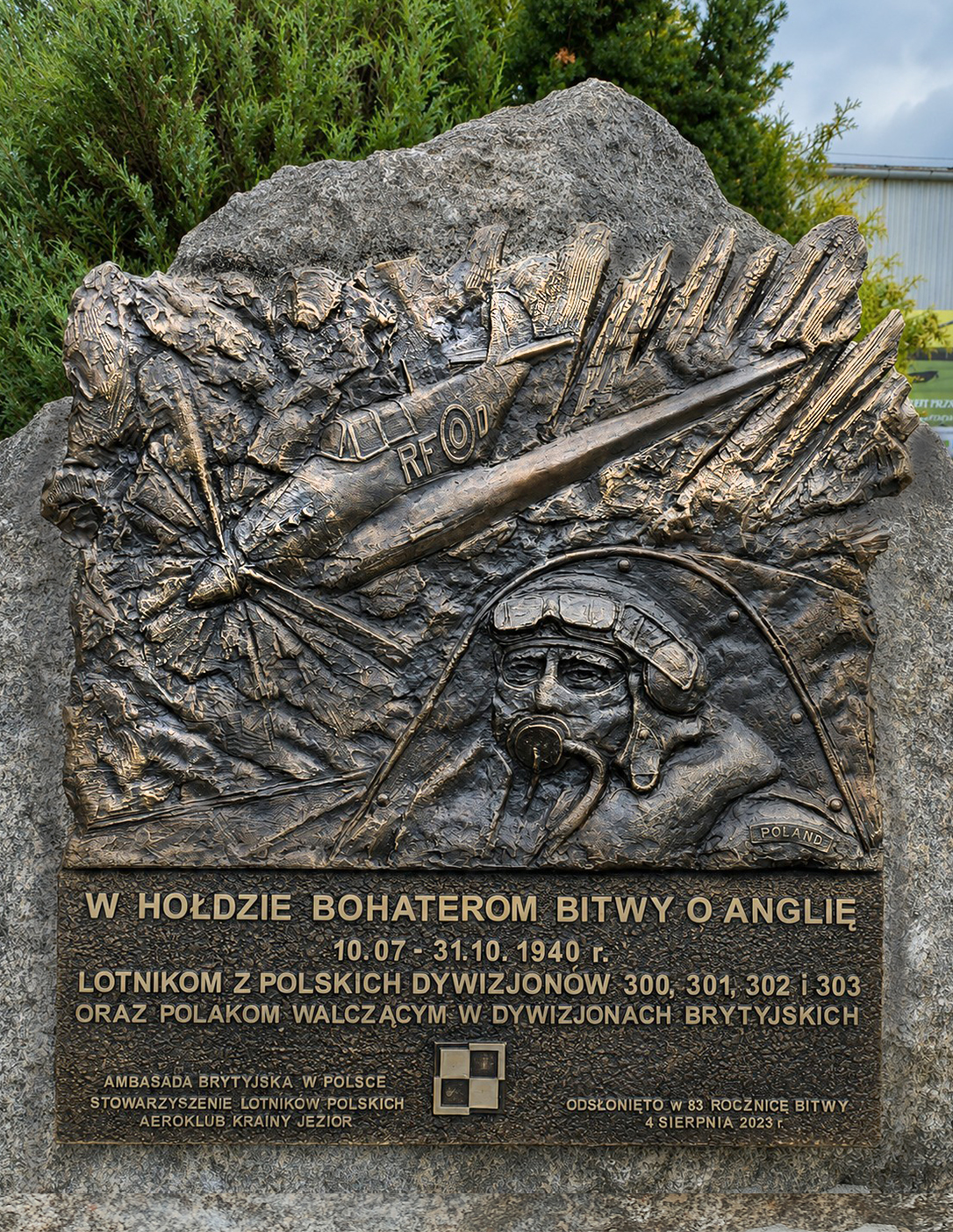 Obelisk poświęcony bohaterom Bitwy o Anglię z autorską płaskorzeźbą autorstwa Jerzego Stankiewicza na lotnisku Kętrzyn Wilamowo.