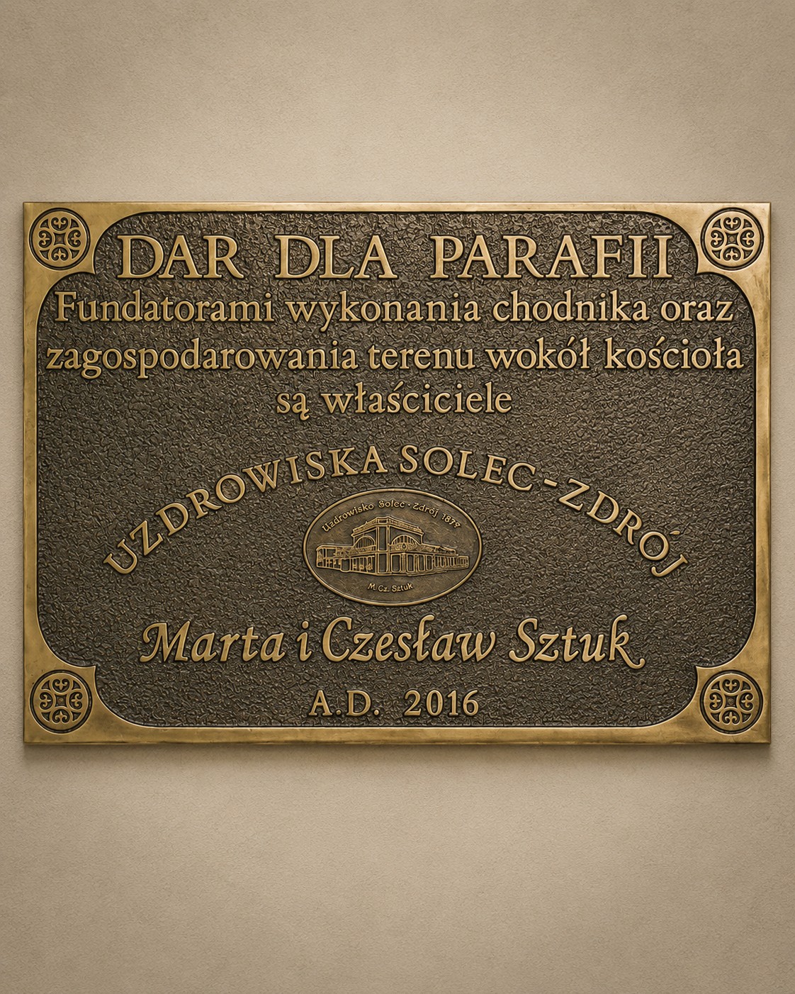 Artystyczna tablica fundacyjna wykonana przez Jerzego Stankiewicza dla parafii w Solcu-Zdroju, upamiętniająca fundatorów zagospodarowania terenu wokół kościoła.