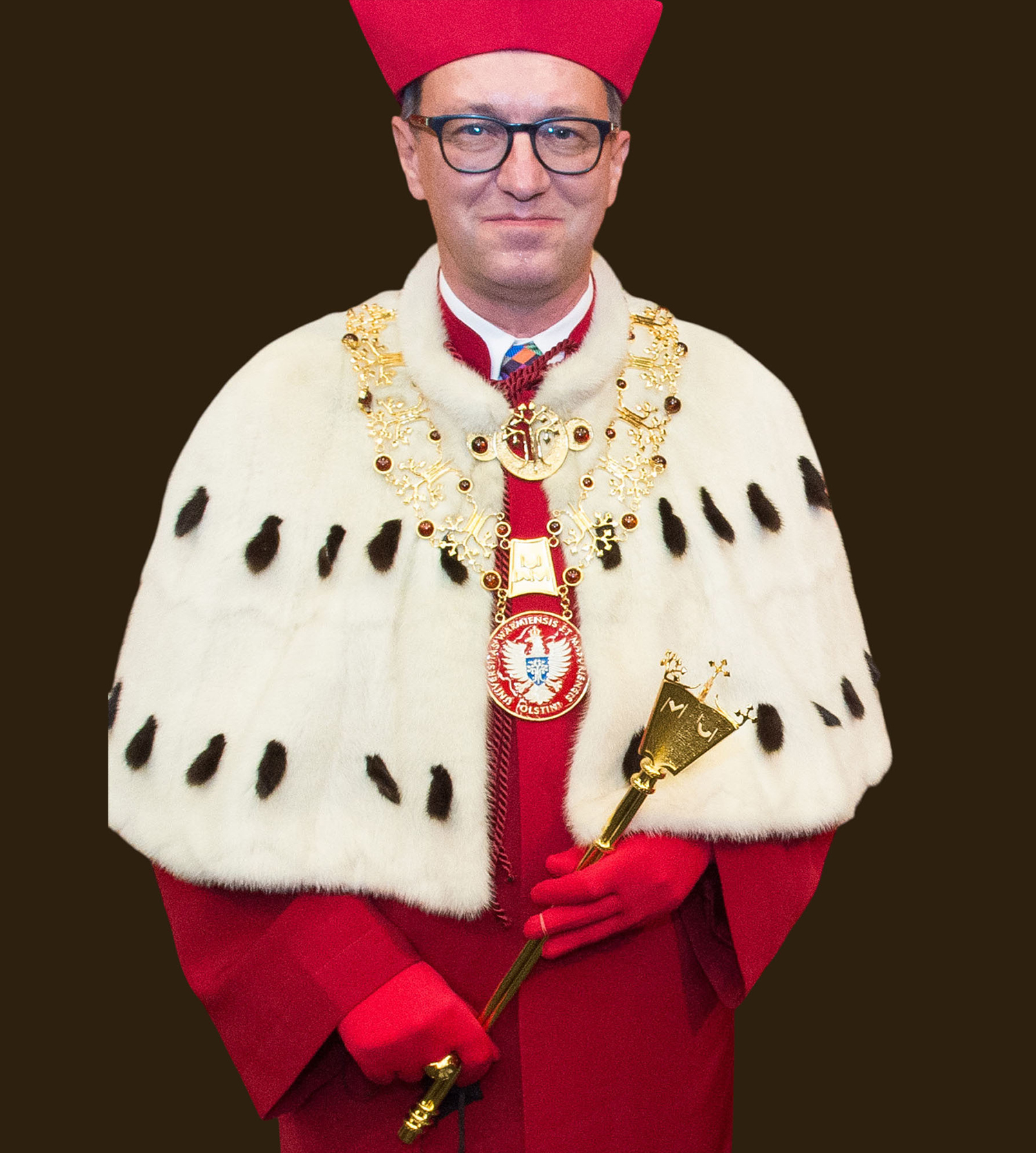 Prof. dr hab. Jerzy Przyborowski, Rektor Uniwersytetu Warmińsko-Mazurskiego w Olsztynie, w stroju rektorskim z łańcuchem, berłem i pozostałymi insygniami akademickimi.