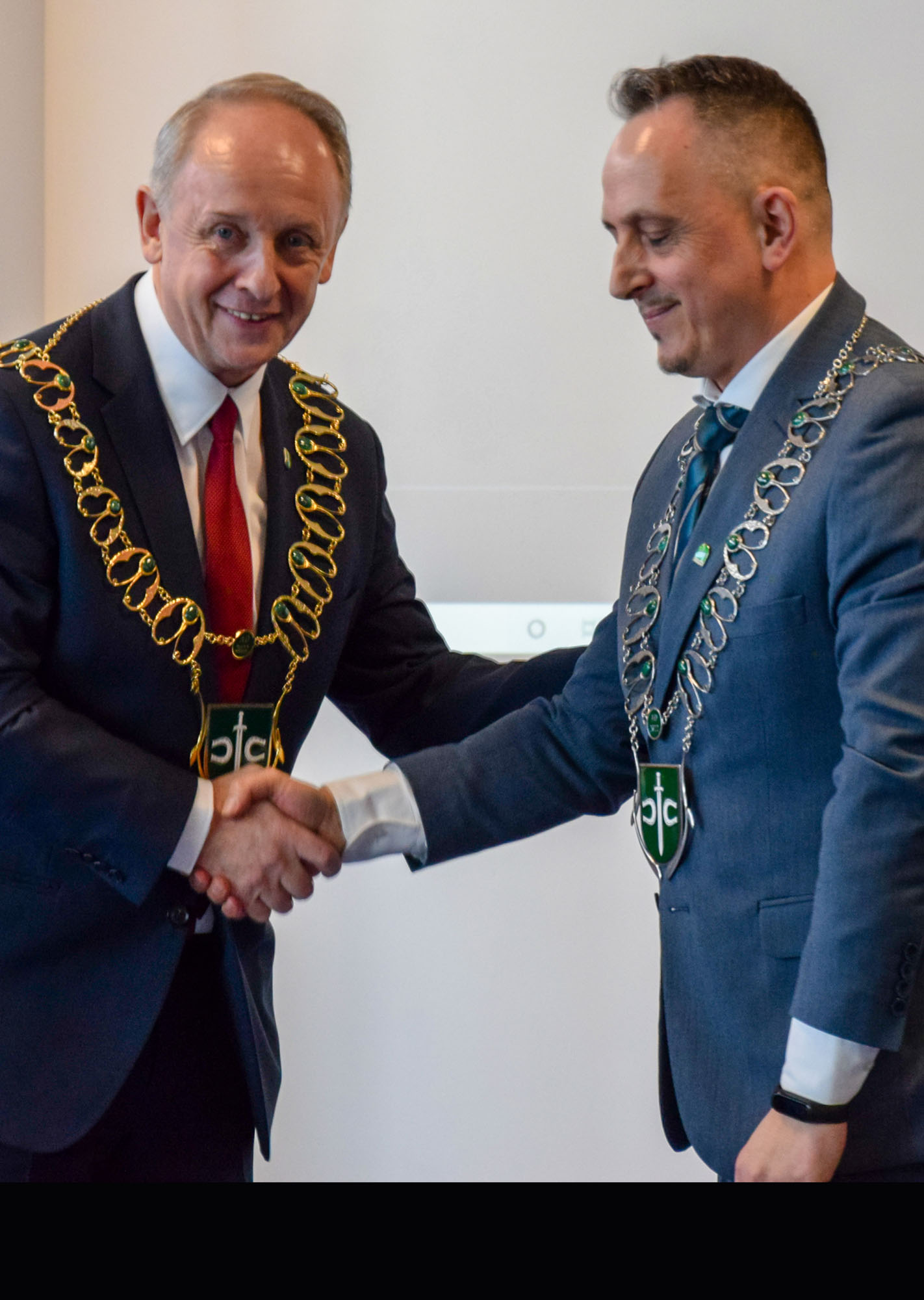 Burmistrz i Przewodniczący Rady Gminy Pruszcz prezentujący ceremonialne insygnia samorządowe wykonane przez Jerzego Stankiewicza.