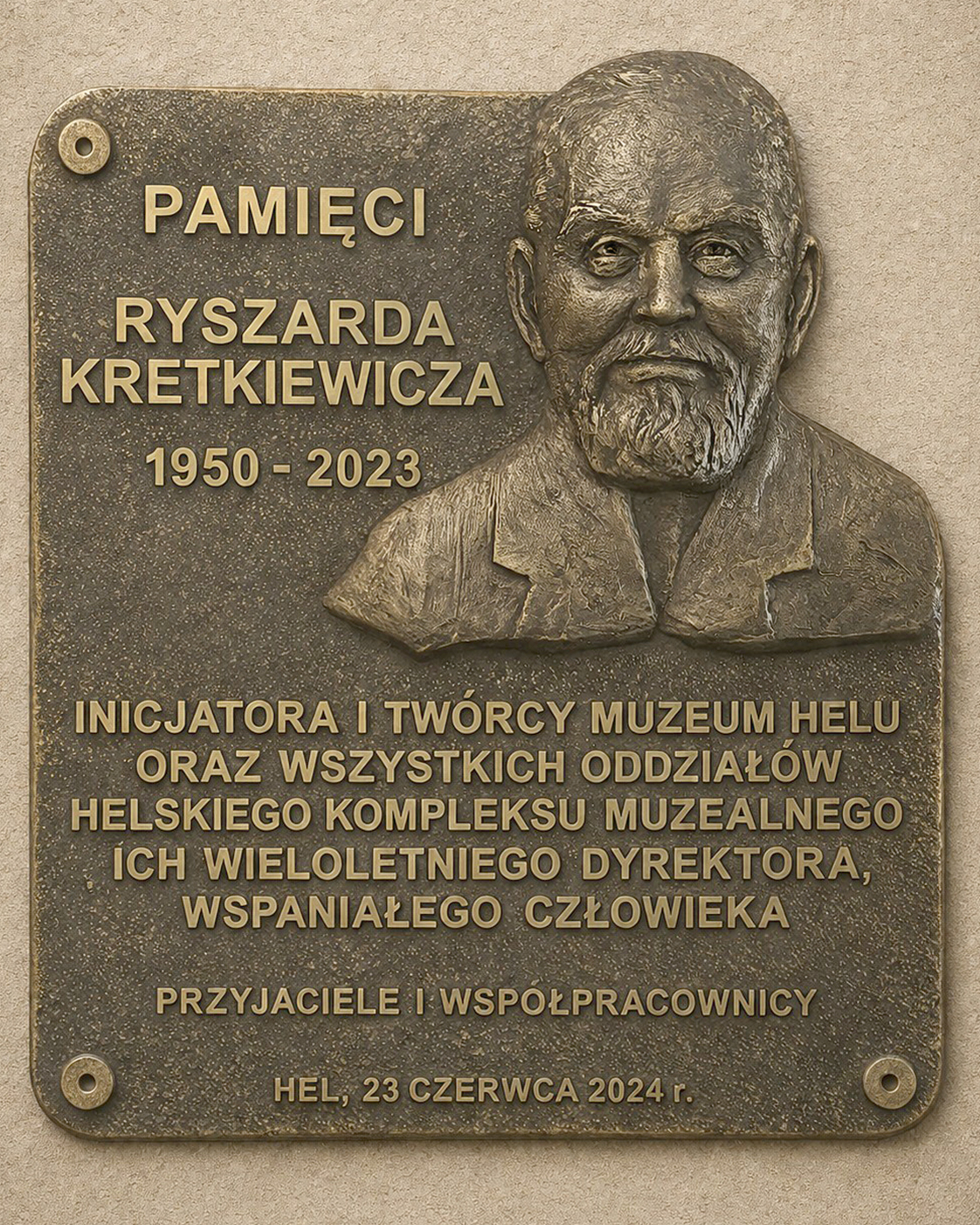 Tablica pamiątkowa poświęcona Ryszardowi Kretkiewiczowi, twórcy Muzeum Helu i Helskiego Kompleksu Muzealnego. Projekt i wykonanie Jerzy Stankiewicz.