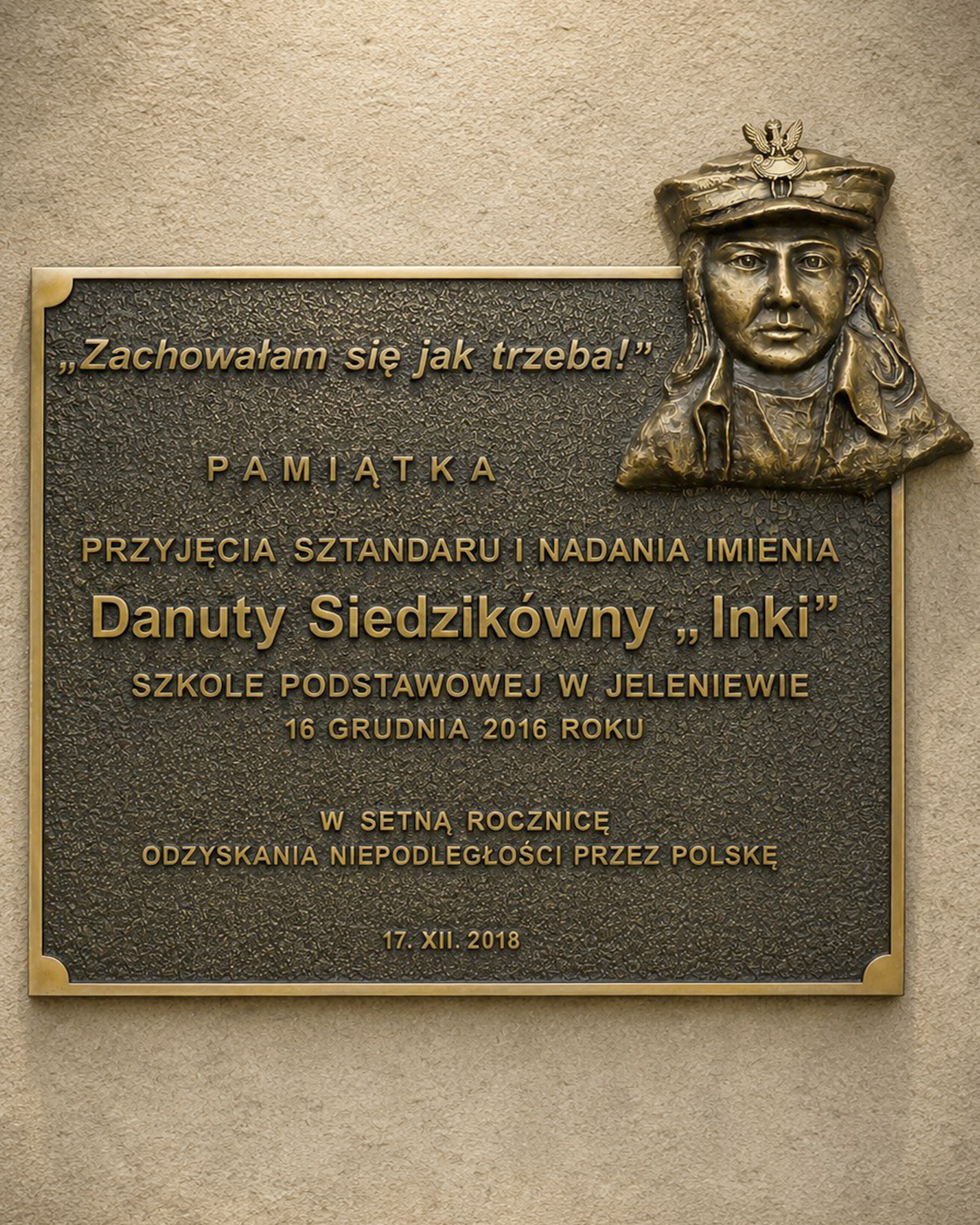 Tablica pamiątkowa poświęcona Danucie Siedzikównie „Ince” z rzeźbiarskim popiersiem bohaterki. Autor projektu i wykonawca: Jerzy Stankiewicz.