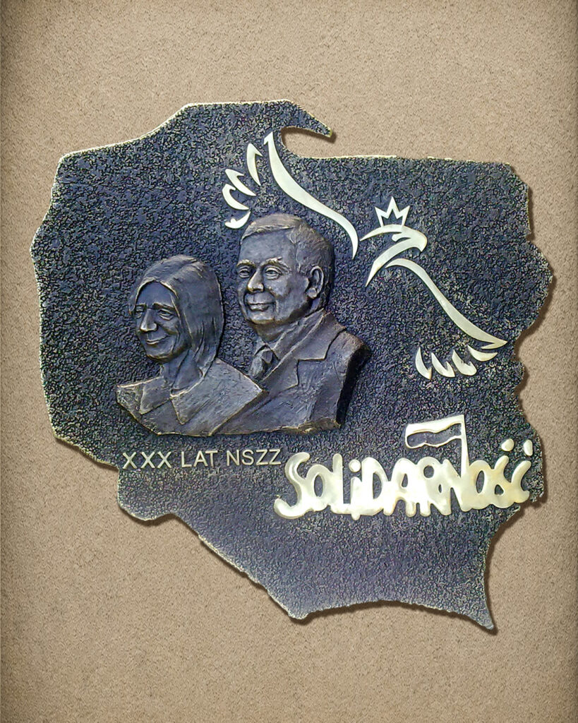 Płaskorzeźba upamiętniająca Marię i Lecha Kaczyńskich