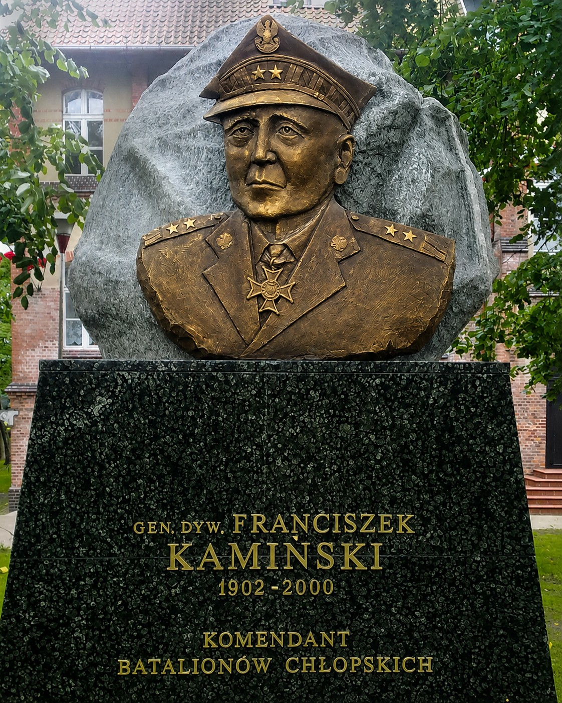 Popiersie generała Franciszka Kamińskiego – patrona Zespołu Szkół Centrum Kształcenia Rolniczego w Karolewie, wykonane przez Jerzego Stankiewicza.