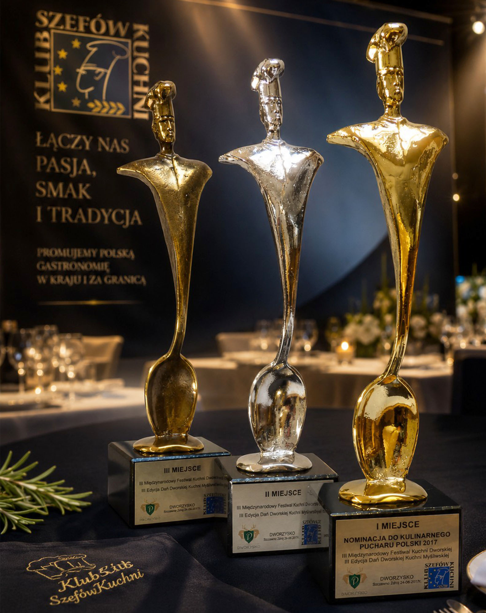 Złota, srebrna i brązowa statuetka Klubu Szefów Kuchni autorstwa Jerzego Stankiewicza. Trzy stopnie wyróżnienia przyznawane podczas konkursów, festiwali i wydarzeń kulinarnych.