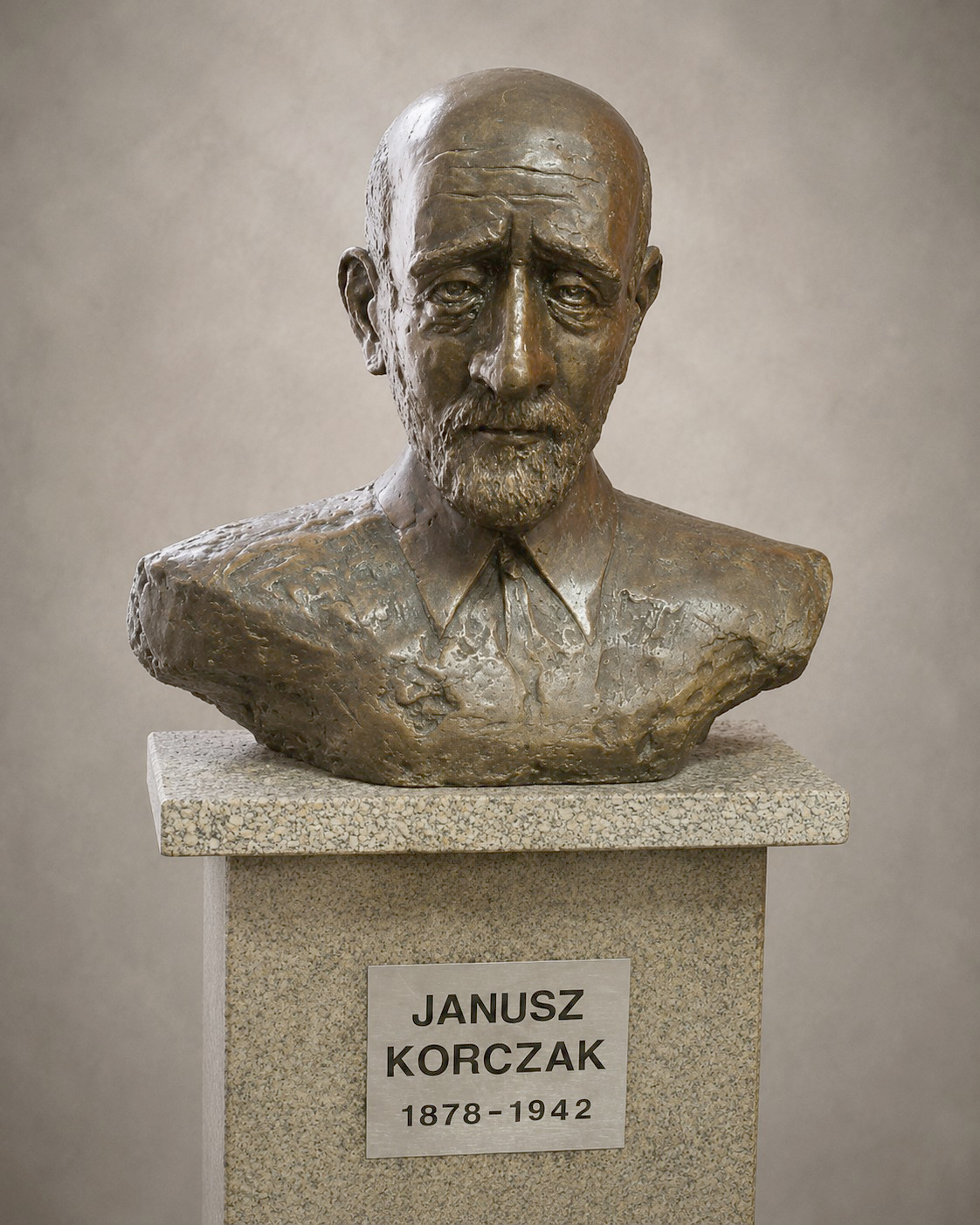 Popiersie Janusza Korczaka wykonane w brązie dla Szkoły Podstawowej im. Janusza Korczaka w Biedaszkach, ufundowane przez Gminę Kętrzyn.