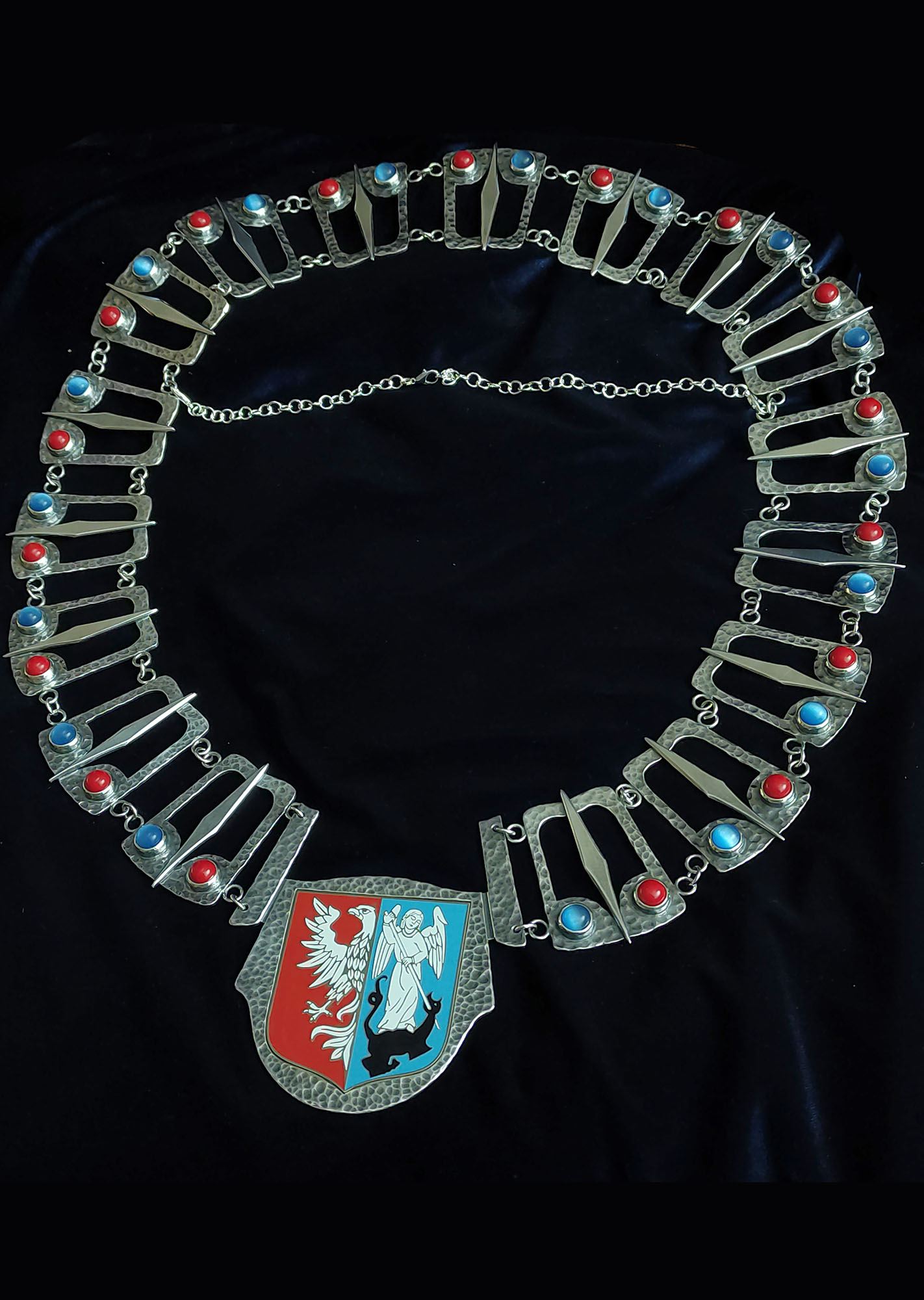 nsygnia Burmistrza i Przewodniczącego Rady Miejskiej w Mieścisku wykonane ręcznie w mosiądzu srebrzonym z emaliowanym herbem miasta. Projekt i wykonanie Jerzy Stankiewicz.