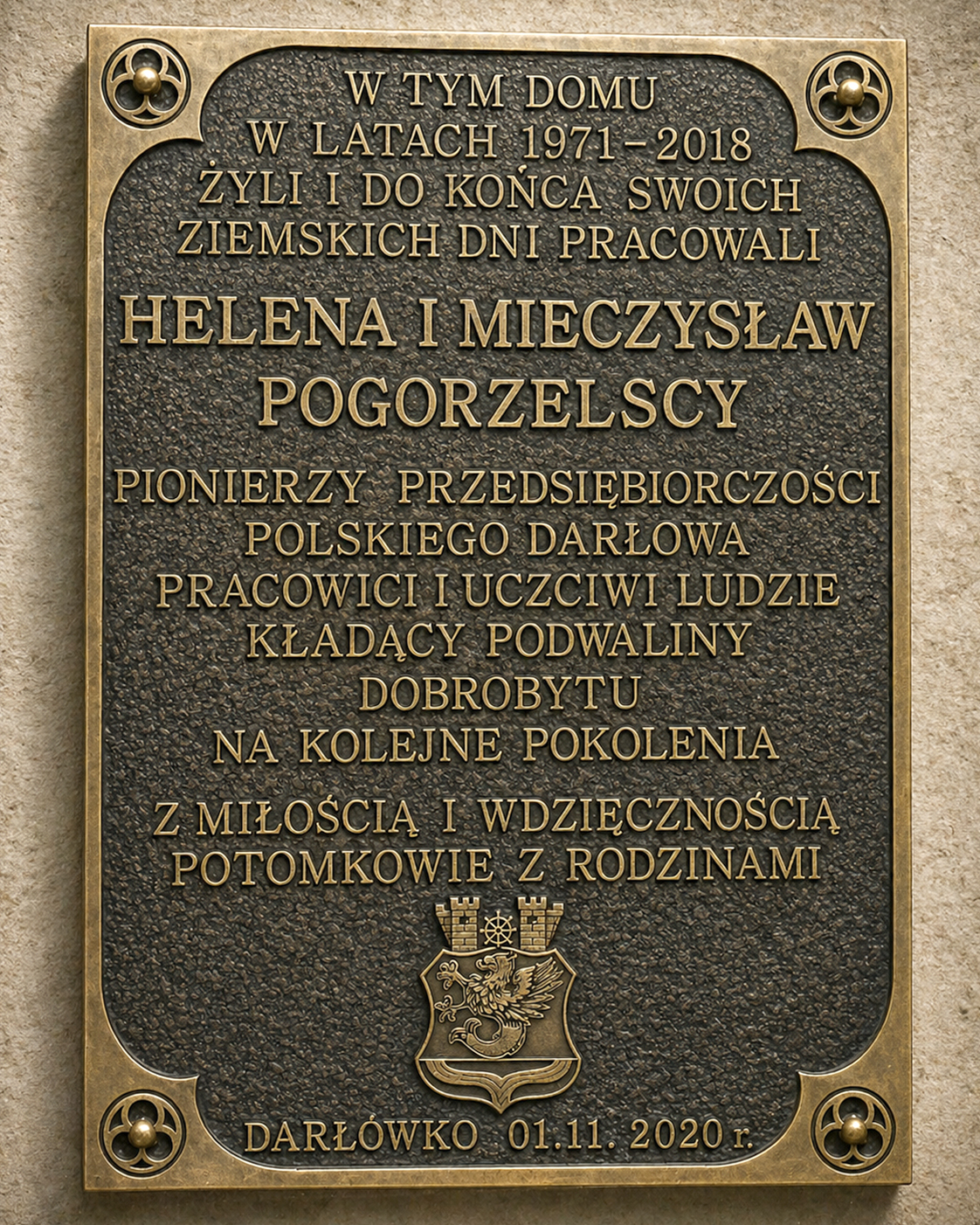 Tablica pamiątkowa poświęcona Helenie i Mieczysławowi Pogorzelskim w Darłówku. Autor projektu artystycznego i wykonawca: Jerzy Stankiewicz.