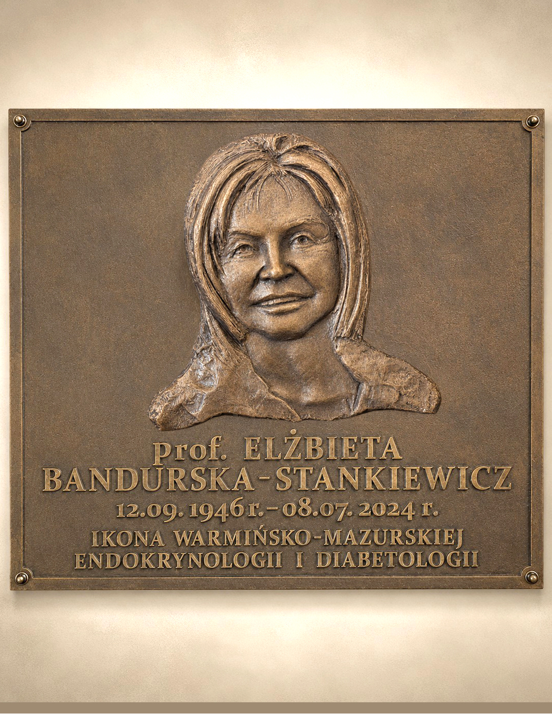 Tablica pamiątkowa prof. Elżbiety Bandurskiej-Stankiewicz wykonana przez rzeźbiarza Jerzego Stankiewicza dla Wojewódzkiego Szpitala Specjalistycznego w Olsztynie.