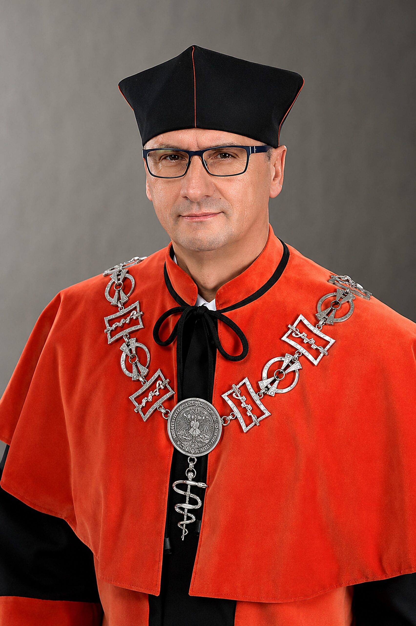 Dr hab. n. med. Leszek Gromadziński, prof. UWM, Dziekan Wydziału Medycznego Uniwersytetu Warmińsko-Mazurskiego w Olsztynie w ceremonialnych insygniach dziekańskich zaprojektowanych przez Jerzego Stankiewicza.