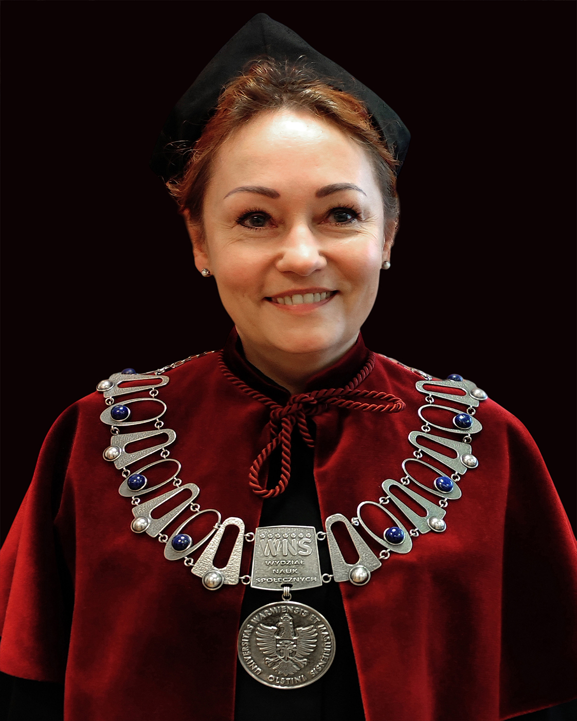 Dr hab. Joanna Ostrouch-Kamińska, prof. UWM, Dziekan Wydziału Nauk Społecznych Uniwersytetu Warmińsko-Mazurskiego w Olsztynie prezentująca łańcuch dziekański projektu Jerzego Stankiewicza.