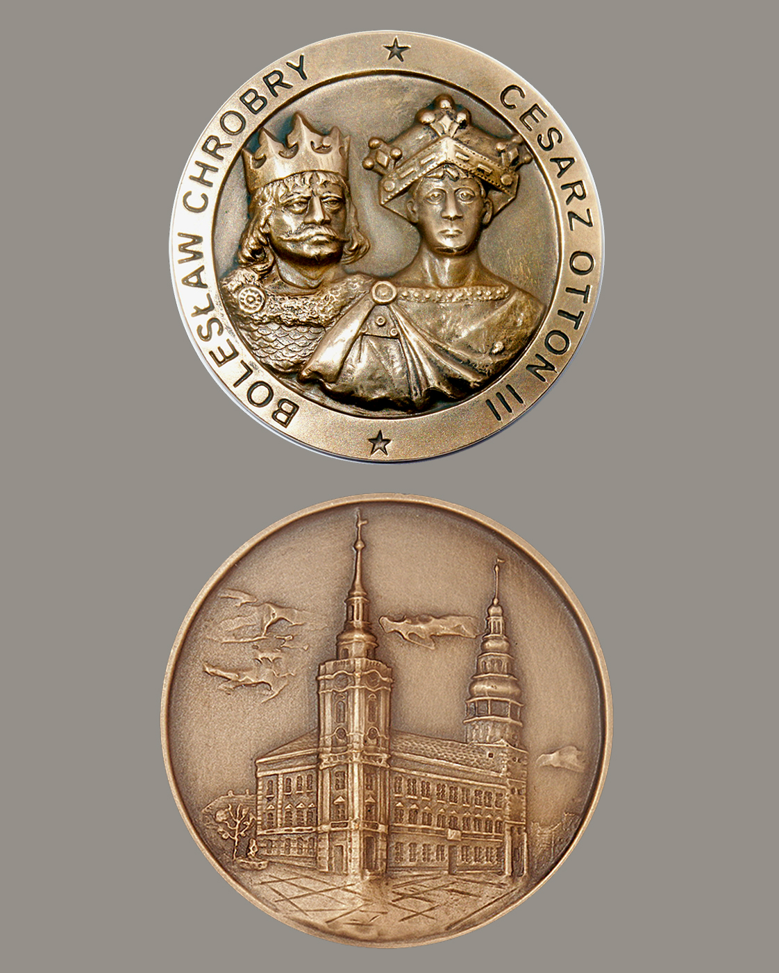 Medal pamiątkowy przedstawiający Bolesława Chrobrego i Ottona III wykonany dla Miasta Szprotawa z okazji tysiąclecia historycznego spotkania władców. Autor: Jerzy Stankiewicz, Pracownia Autorska Stankiewicz.
