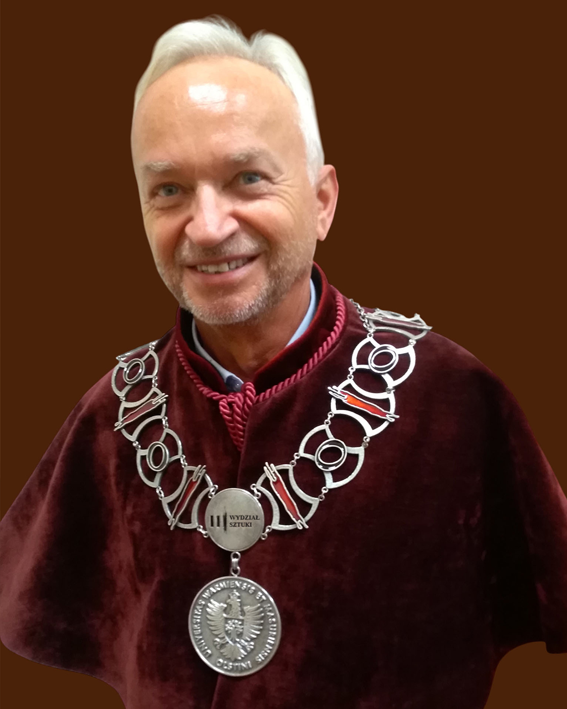 Prof. Benedykt Błoński prezentujący łańcuch dziekański Wydziału Sztuki Uniwersytetu Warmińsko-Mazurskiego w Olsztynie zaprojektowany i wykonany przez Jerzego Stankiewicza. Tagi