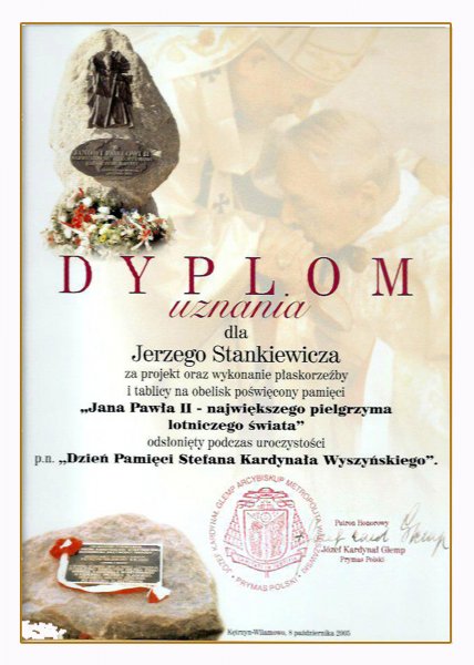 Tablica pamiątkowa z płaskorzeźbą Jana Pawła II - największego 
pielgrzyma lotniczego świata