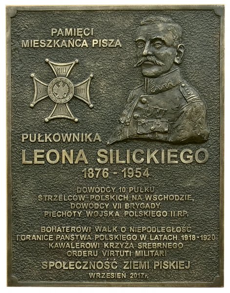 tablica pamiątkowa  Pamięci Pułkownika Leona Silickiego, mieszkańca Pisza