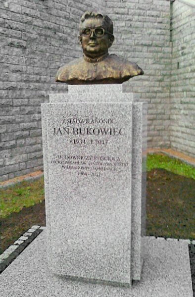 pomnik z popiersiem ks. Jan Bukowca