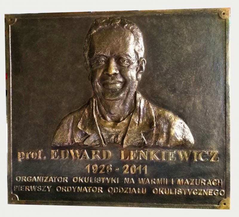 tablica upamiętniająca prof. Edwarda Lenkiewicza, organizatora okulistyki na Warmii i Mazurach