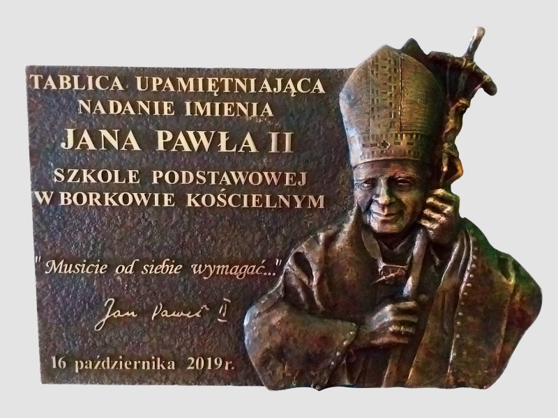 tablica pamiątkowa z płaskorzeźbą Jana Pawła II dla Szkoły podstawowej w Borkowie Kościelnym