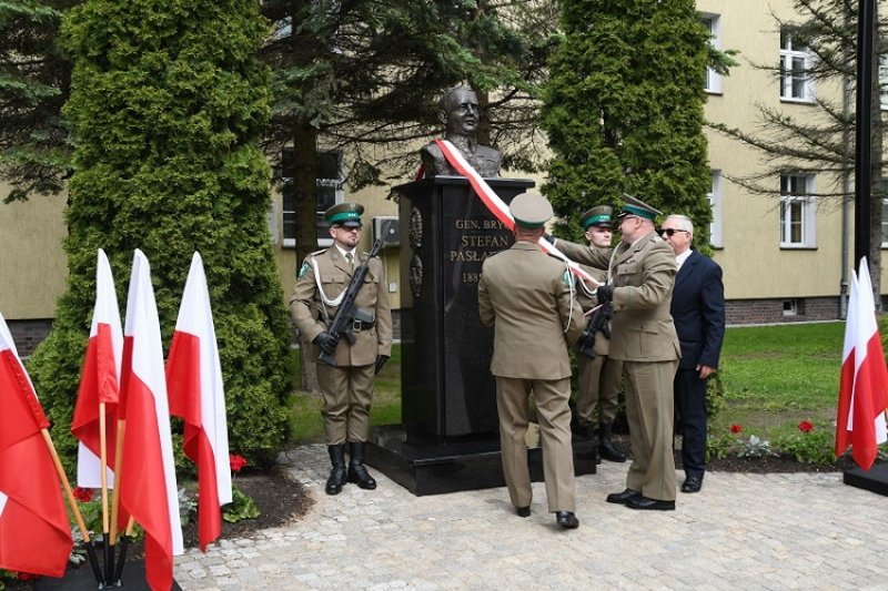 Odsłonięto popiersie upamiętniające patrona Warmińsko-Mazurskiego Oddziału Straży Granicznej generała brygady Stefana Pasławskiego. 